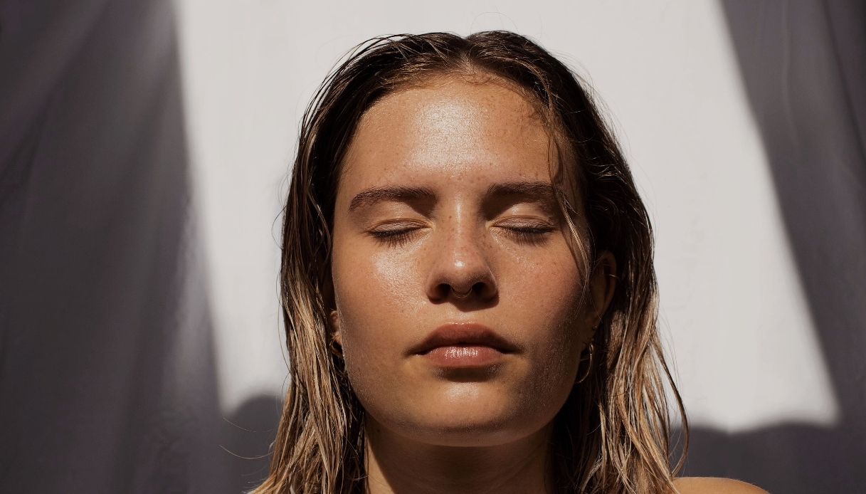 ragazza abbronzata rossetto nude