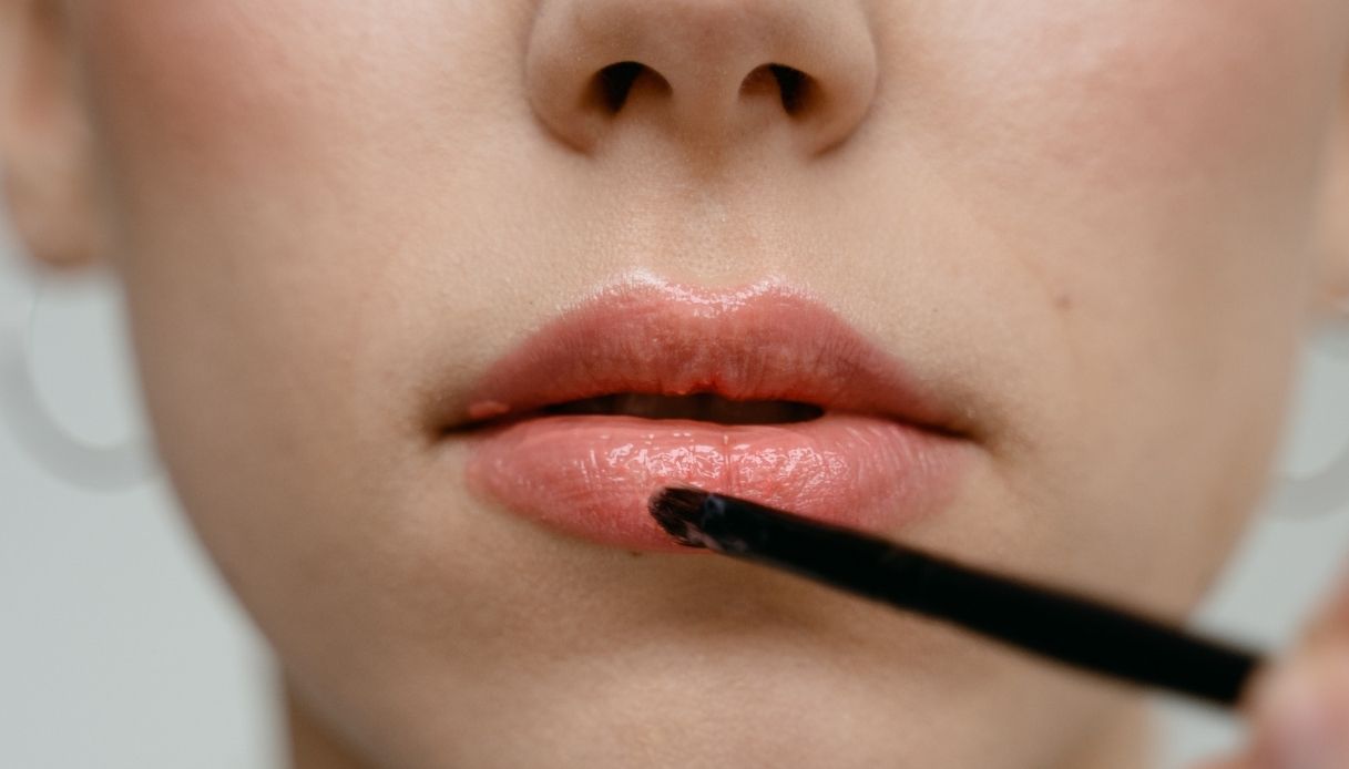 applicazione rossetto pennello