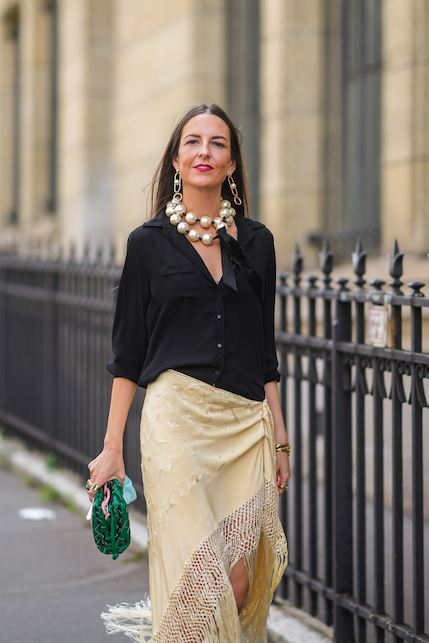 Donna con girocollo di perle e camicia nera