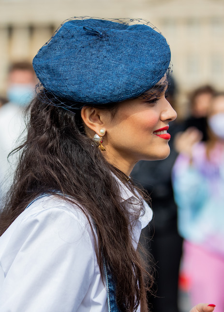 ragazza con basco in jeans, rossetto rosso e orecchini di perle