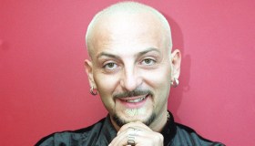 Gigi D’Agostino, la malattia e il coraggio di mostrarsi: una lezione di forza