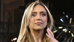 Sanremo 2022, trionfo di bianco sul red carpet: Ana Mena in mini dress è divina