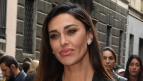 Belen torna single, ma non è sola (forse): col cambio look è divina