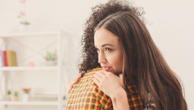 Quelle che ti sorridono davanti e poi ti pugnalano alle spalle