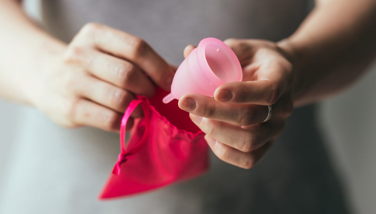 Coppetta mestruale: come si usa, i pro e i contro