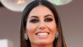 Elisabetta Gregoraci impeccabile: con l’abito a fantasia fa centro