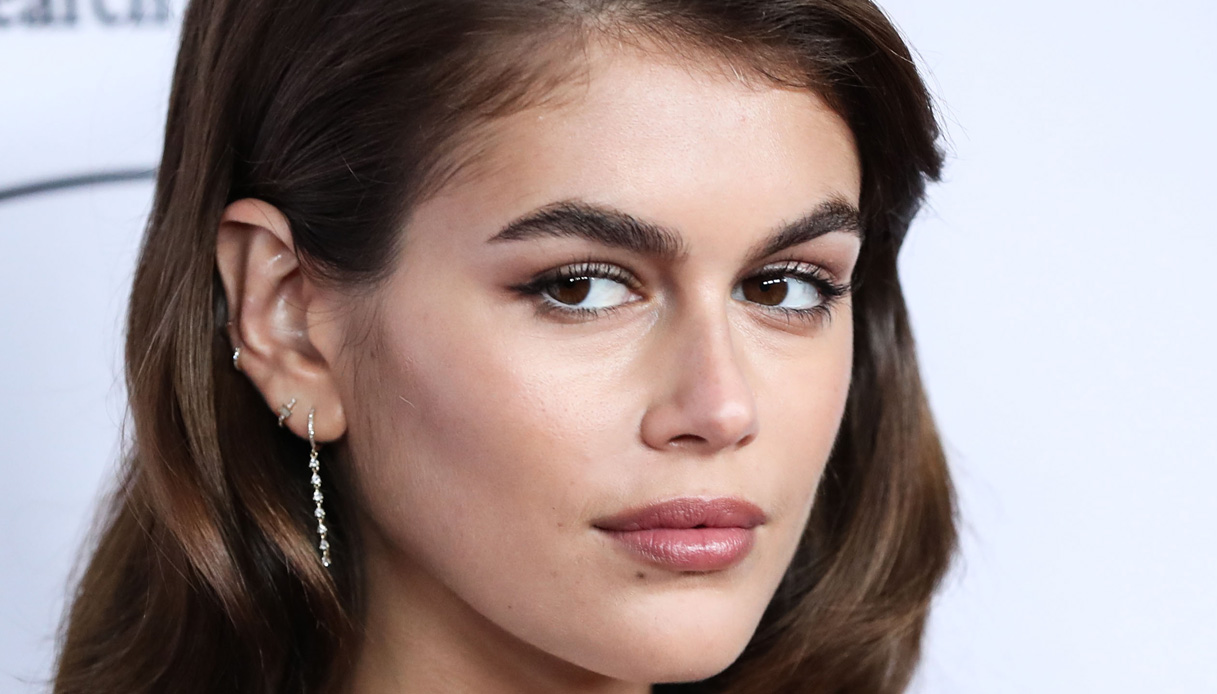 Kaia Gerber bellissima con l’abito scintillante, ma attenzione alla pedicure
