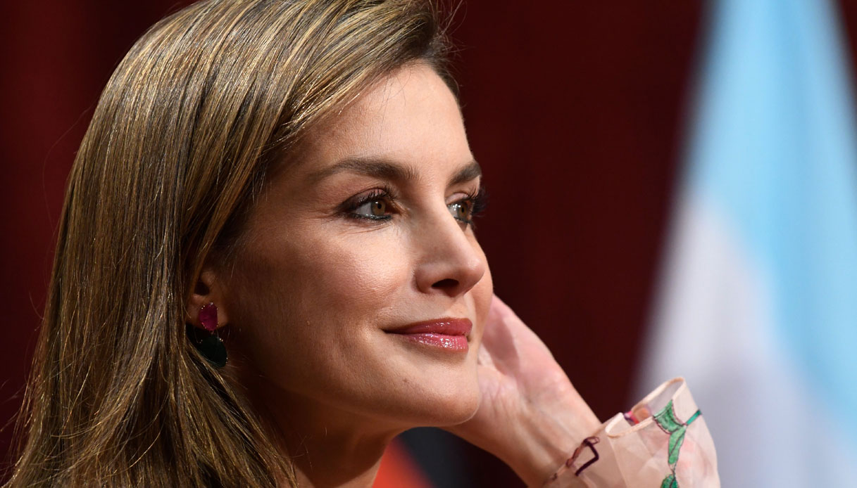 Letizia di Spagna si riscatta: gonna in pelle con spacco ad alta seduzione