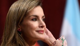 Letizia di Spagna si riscatta: gonna in pelle con spacco ad alta seduzione