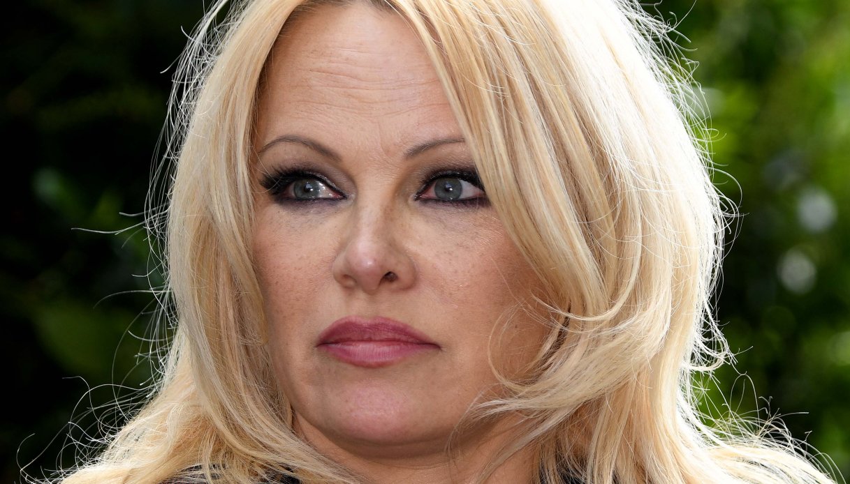Pamela Anderson è (di nuovo) single: il divorzio a un anno dalle nozze