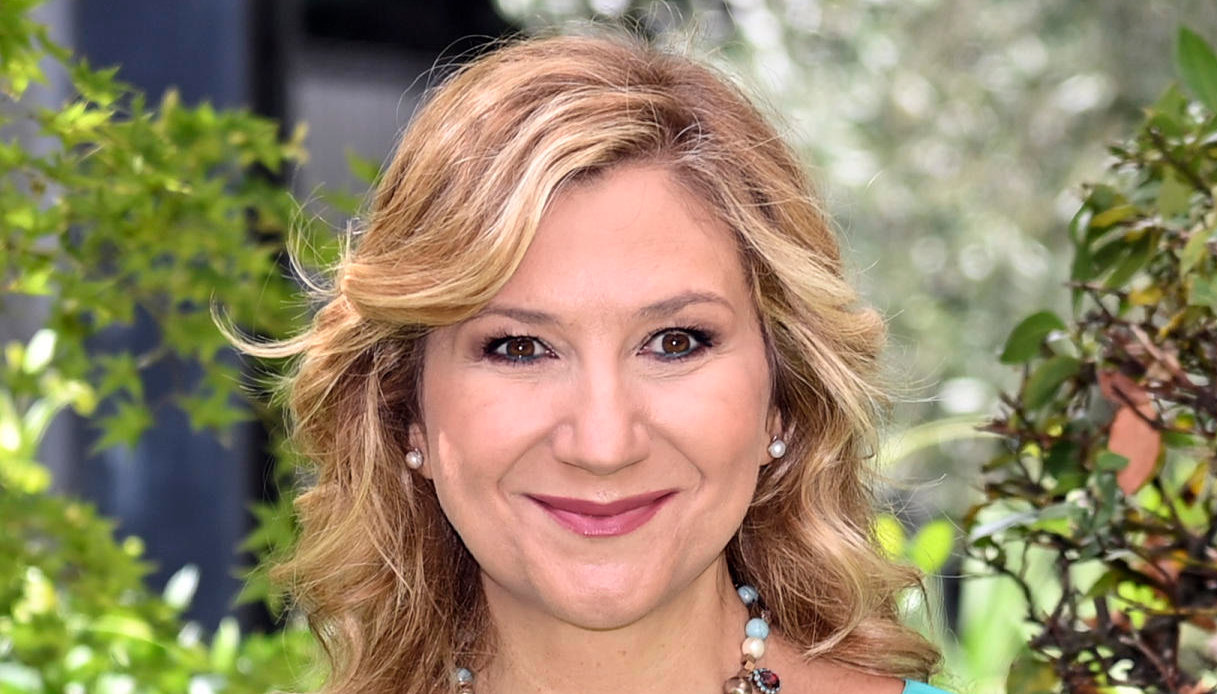 Serena Bortone, perché conduce ancora con la Ffp2. E spiega il significato della corona