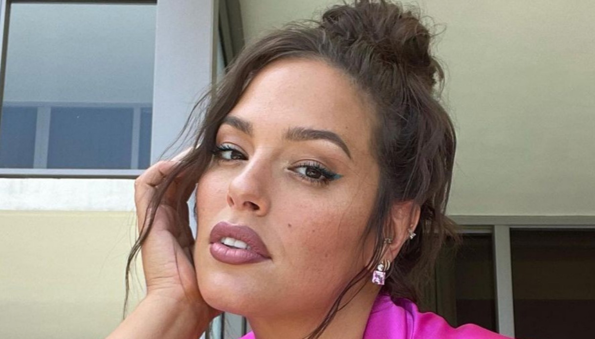 Ashley Graham e la ribellione ai tabù della maternità: la prima foto coi gemelli