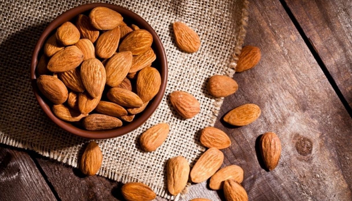 Burro di mandorle, a cosa serve e come prepararlo velocemente