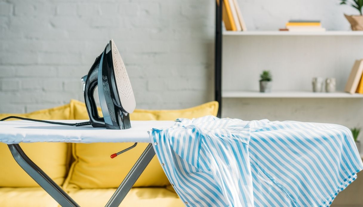 Come pulire la piastra del ferro con aceto e bicarbonato