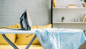 Come pulire la piastra del ferro con aceto e bicarbonato