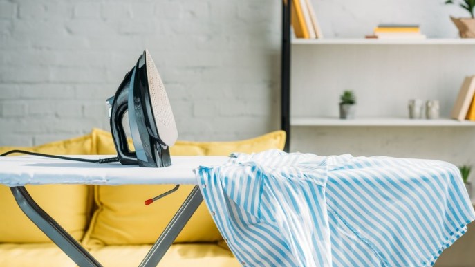 Come pulire la piastra del ferro con aceto e bicarbonato