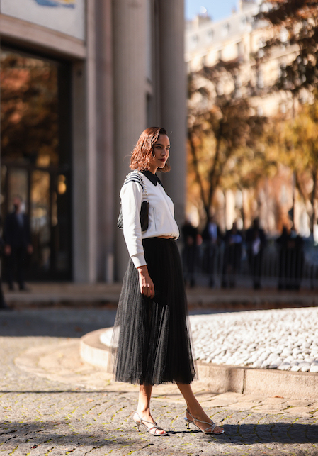 Alexa Chung con gonna di tulle nera e bomber bianco