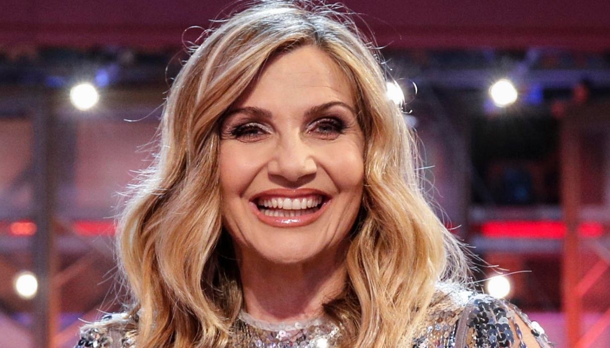 Lorella Cuccarini, la verticale a 56 anni: cos’è il calisthenics e quali sono i suoi benefici