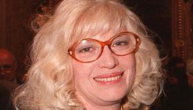 Funerali Monica Vitti, il dolore del marito Roberto Russo nel giorno dell’ultimo saluto