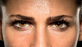 Sudorazione eccessiva del viso: cos’è, cause e rimedi naturali