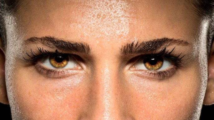 Sudorazione eccessiva del viso: cos’è, cause e rimedi naturali