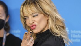 Asia Argento sempre più bionda e dark lady sul red carpet