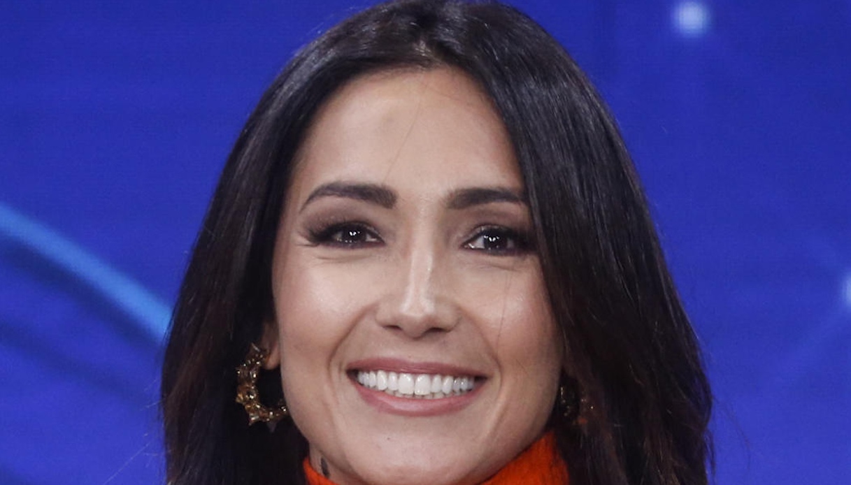 Name That Tune: Caterina Balivo in mini dress non salva le donne