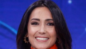 Name That Tune: Caterina Balivo in mini dress non salva le donne