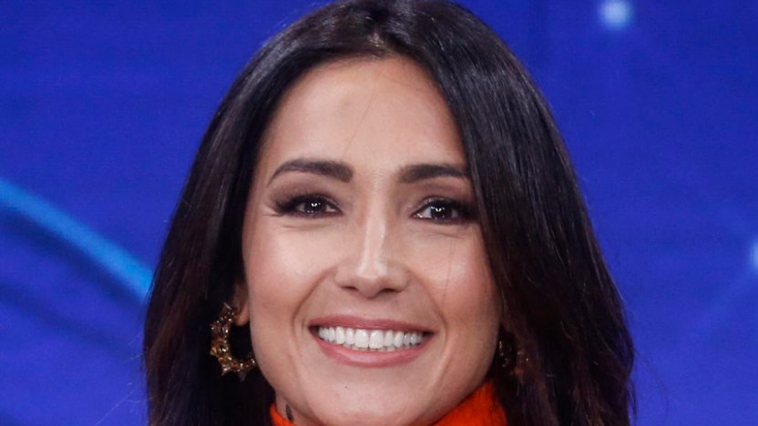 Name That Tune: Caterina Balivo in mini dress non salva le donne