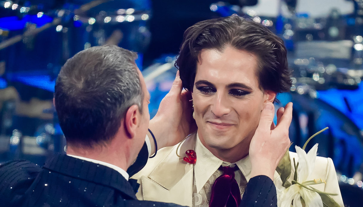 Sanremo 2022, Damiano e la dedica (nascosta) alla fidanzata sul palco dell’Ariston