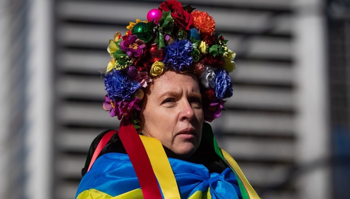 La donna ucraina che combatte il soldato con dei semi di girasole: il coraggio è l’arma migliore