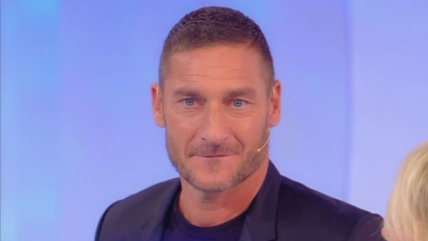 Totti a “C’è Posta per te”: Ilary lo segue sdraiata sul divano con tutta la famiglia
