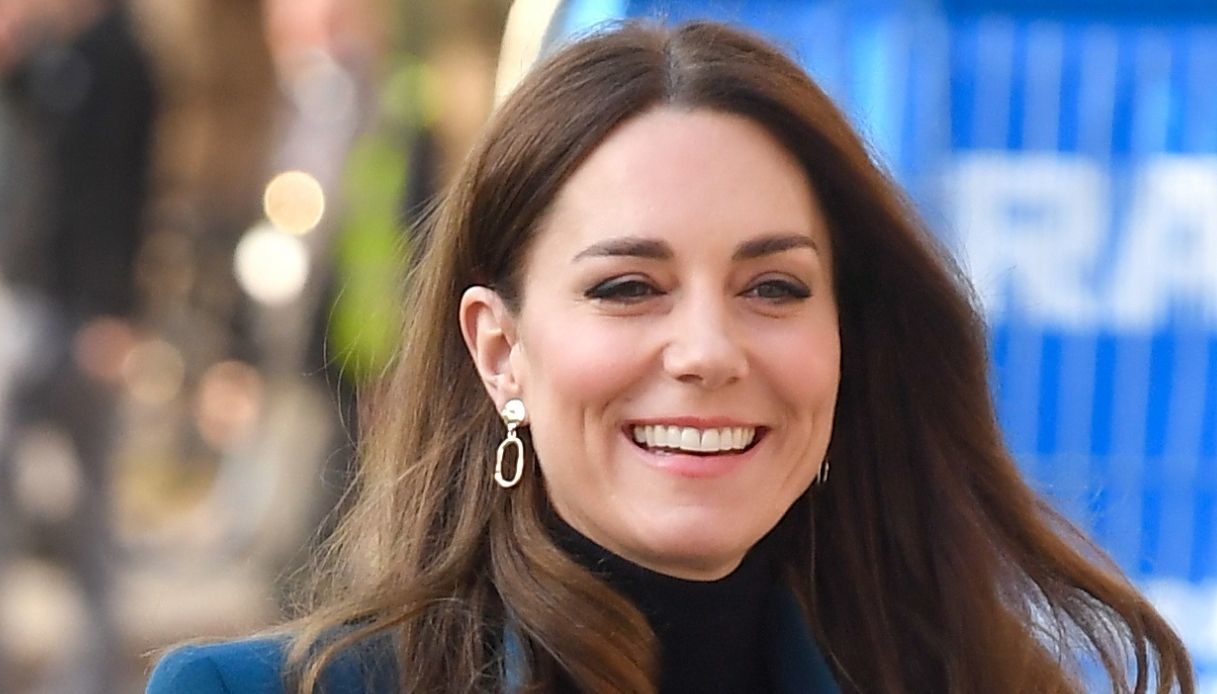 Kate Middleton legge una fiaba in tv: il look comfy chic