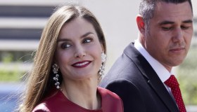 Letizia di Spagna cede al rosso e seduce con la giacca in pelle