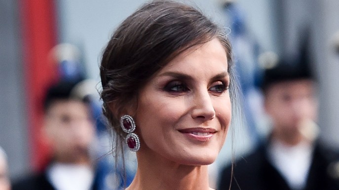 Letizia di Spagna seduce in rosso: brillanti a forma di stelle e tacchi di vernice