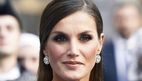 Letizia di Spagna: blusa ovesize e gonna in raso. Ma qualcosa non convince