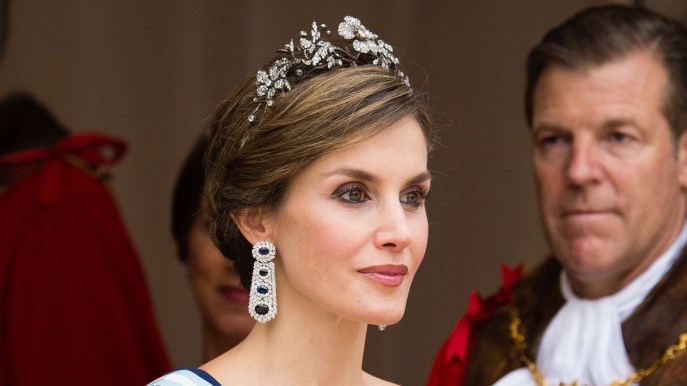 Letizia di Spagna conquista il Palazzo imperiale tra perle e diamanti