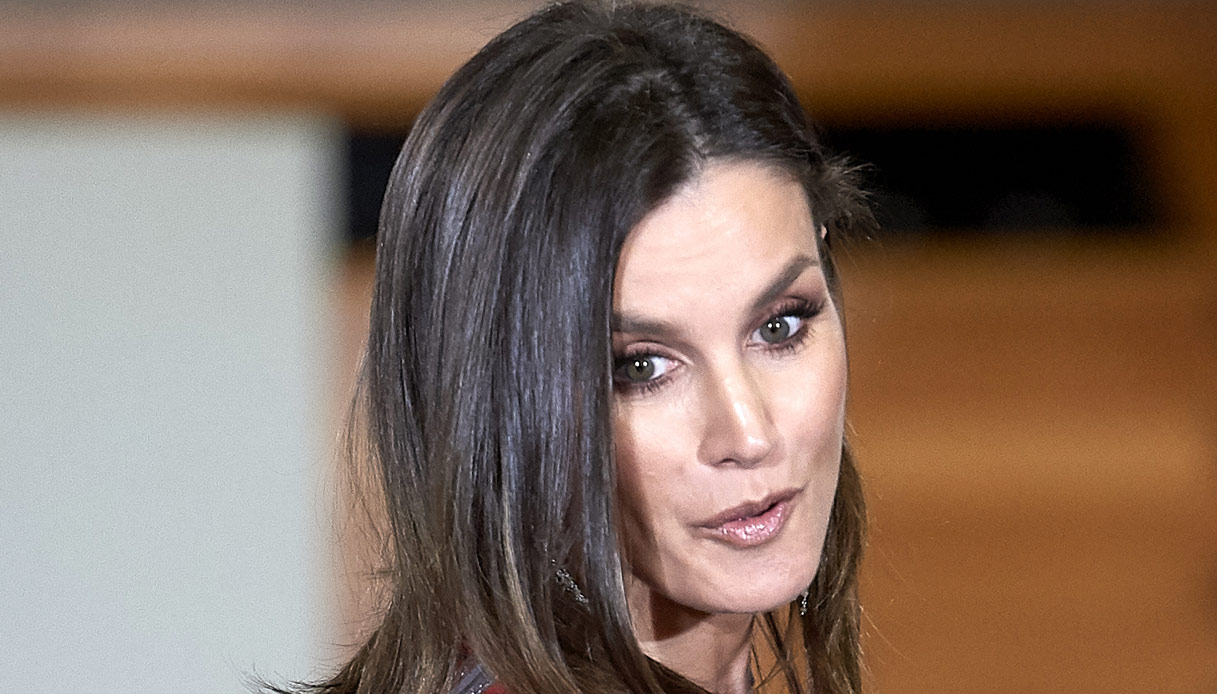 Letizia di Spagna vince con l’abito da Regina che costa meno di 100 euro