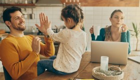 No, un padre che si occupa dei figli non è un baby sitter né un mammo