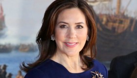 Mary di Danimarca, tailleur blu reale e spilla d’oro: 50 anni di pura eleganza