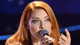 Sanremo 2022, Drusilla Foer oscura Amadeus: l’eleganza è di casa all’Ariston