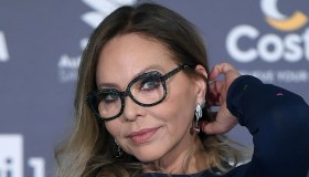 Sanremo 2022, scoppia il caso Ornella Muti. Ma lei è divina con le scarpe rosa