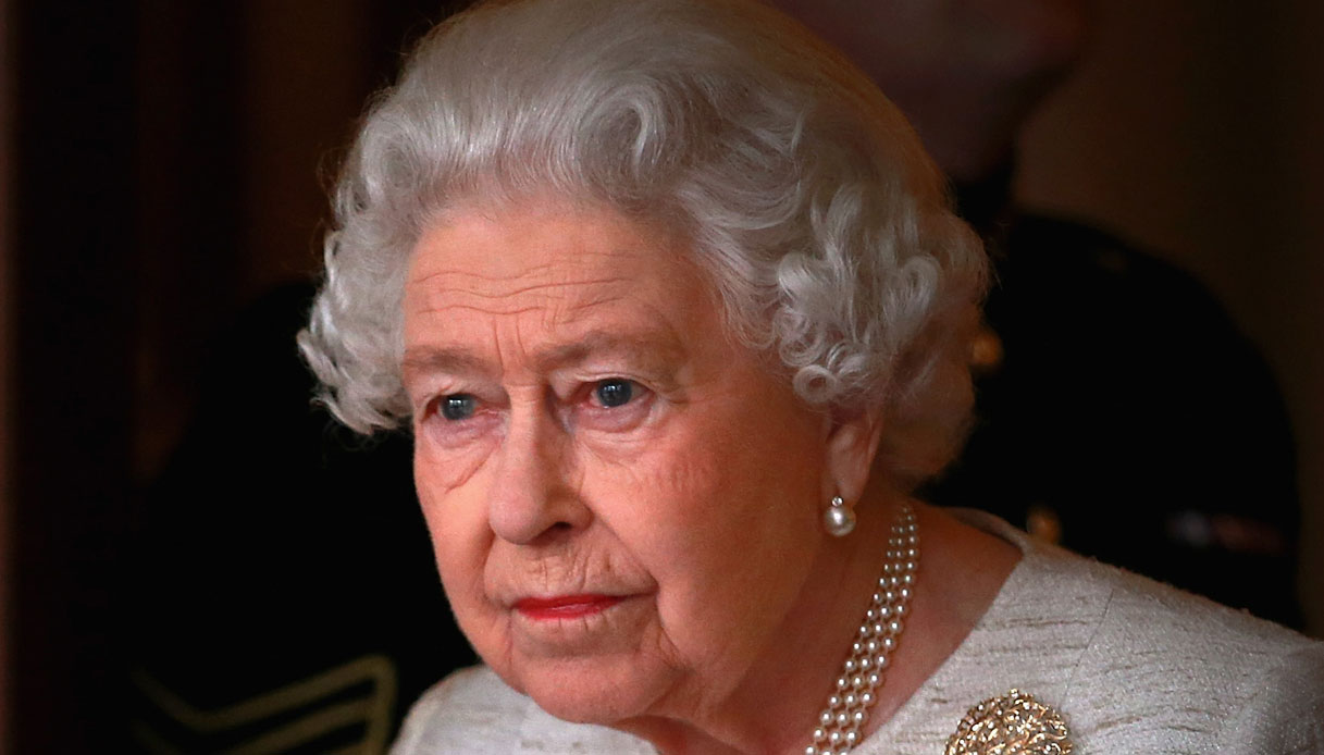 Allarme per la Regina, Camilla positiva al Covid: il Palazzo continua a tacere