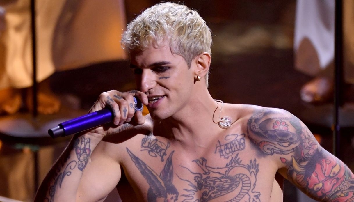 Sanremo 2022, l’esibizione di Achille Lauro: il “battesimo” tra plausi e critiche