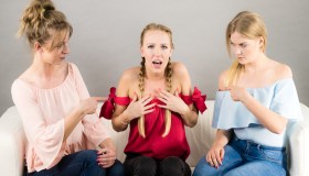 Mia cognata e mia suocera mi criticano sempre