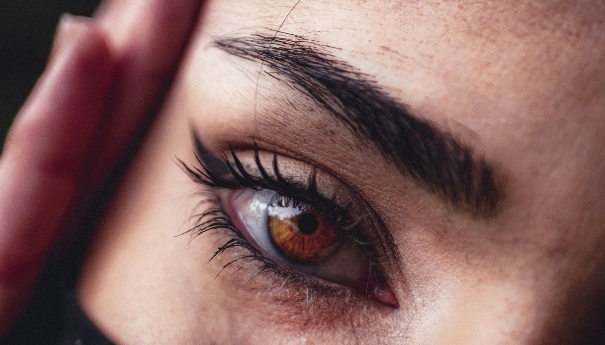 trucco occhi marroni sopracciglia folte