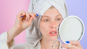 Come fare sopracciglia perfette a casa con pinzetta, ceretta o rasoio