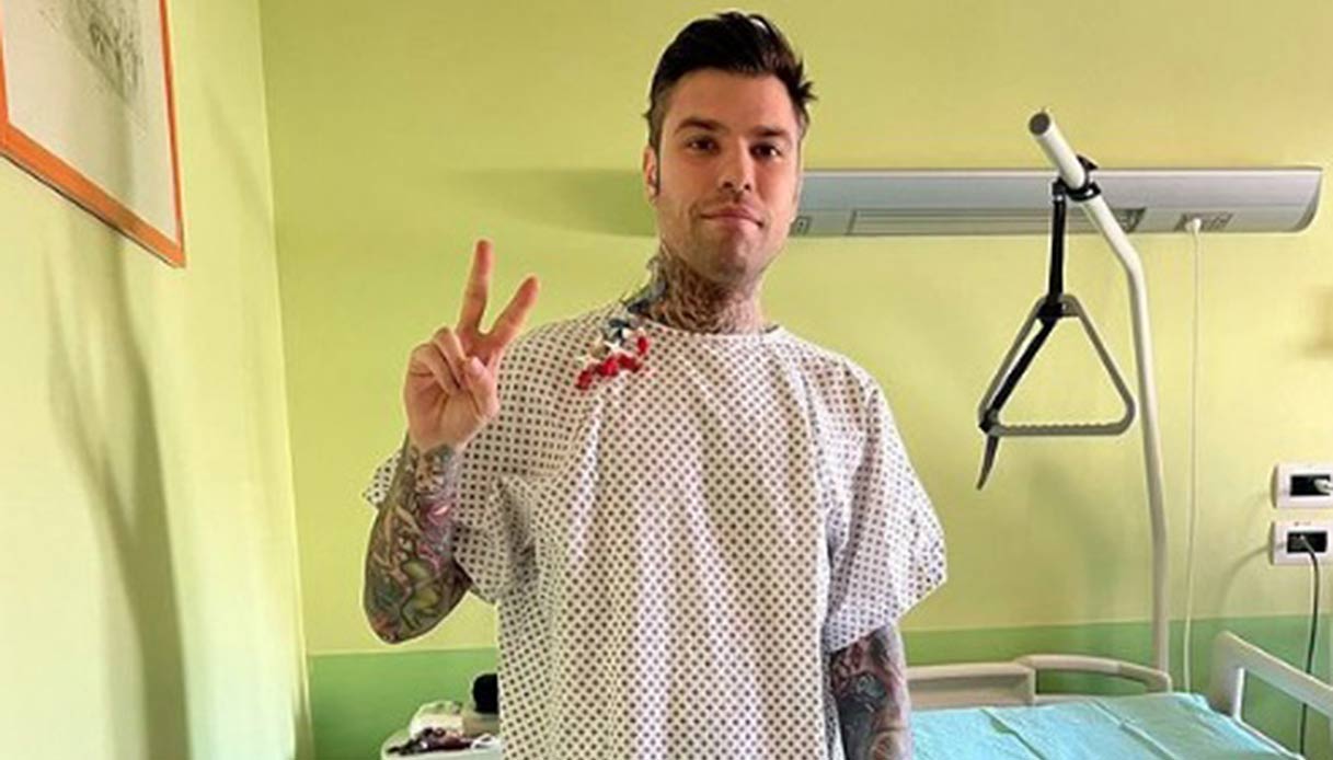Fedez operato all’addome: il quadro clinico. Chiara Ferragni sempre al suo fianco