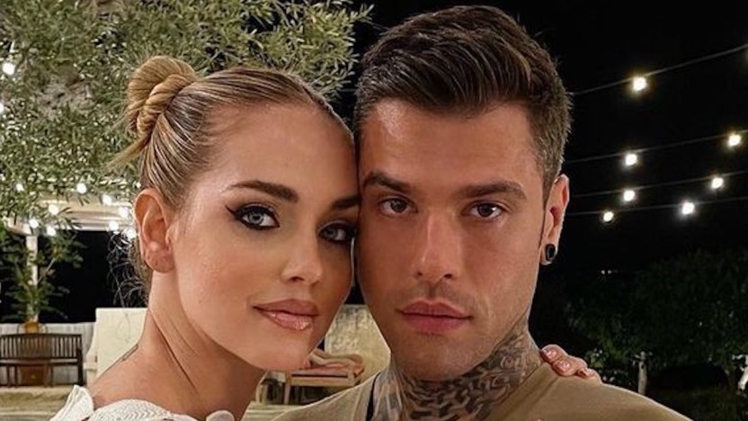 Fedez torna a casa, previste le dimissioni dall’ospedale: l’abbraccio di Chiara