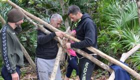 Maltempo all’Isola dei Famosi: i naufraghi rinforzano la capanna